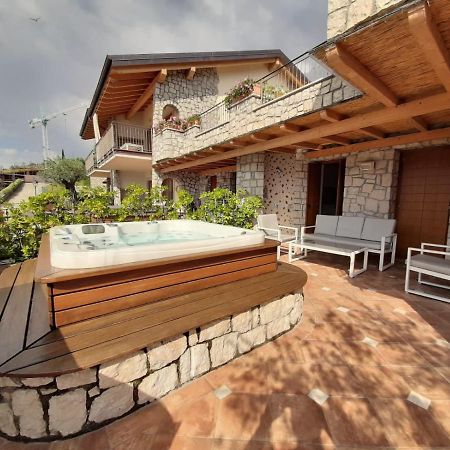 Bmp Apartment Deluxe 2 Jacuzzi Riscaldata Privata Vista Lago Di Garda Бренцоне-суль-Гарда Екстер'єр фото