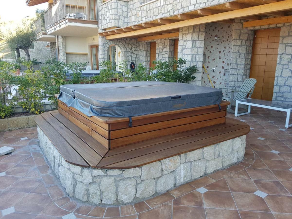 Bmp Apartment Deluxe 2 Jacuzzi Riscaldata Privata Vista Lago Di Garda Бренцоне-суль-Гарда Екстер'єр фото